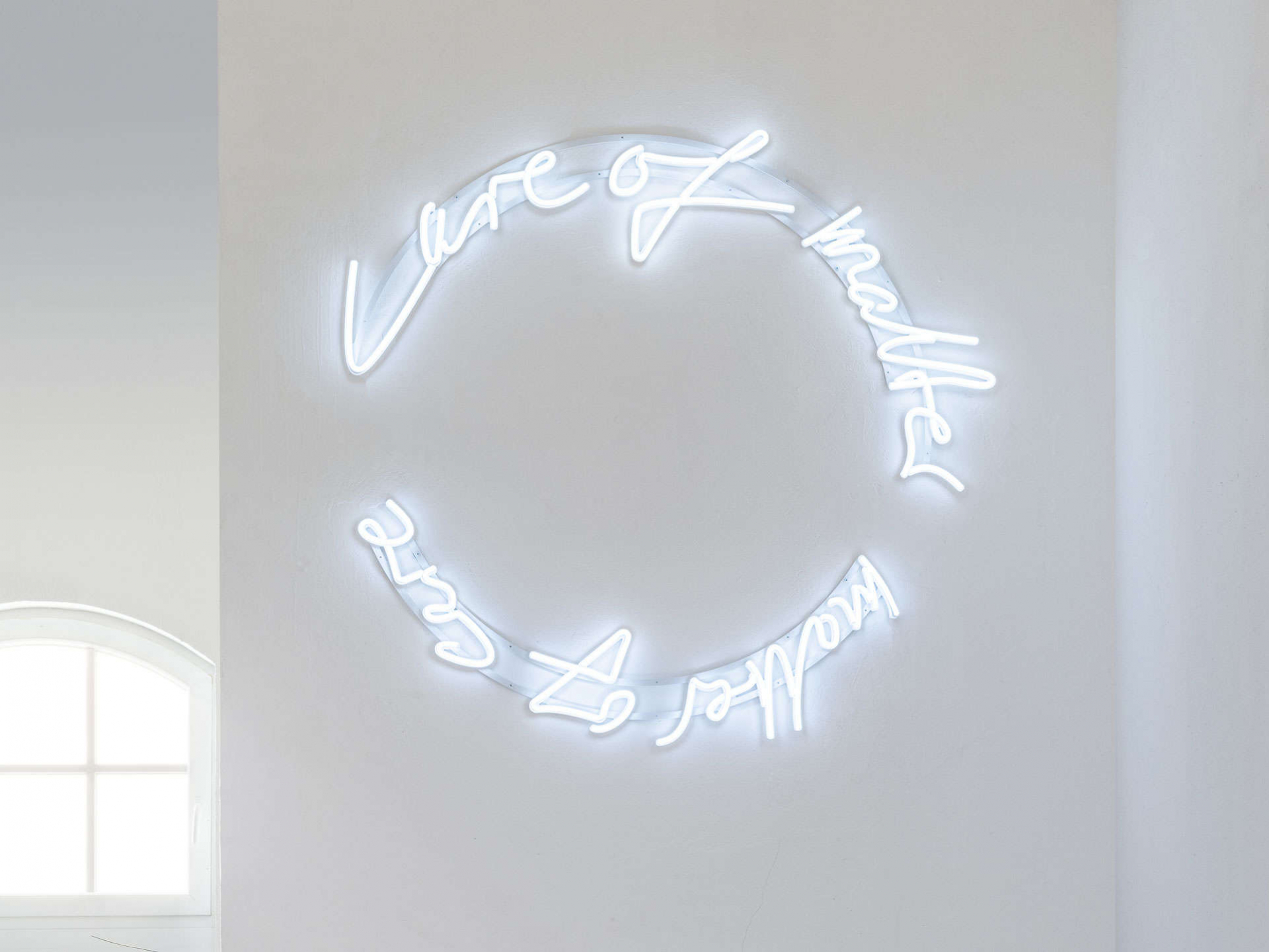 Enne Haehnle: "care of matter", 2021, LED-Neon Foto: Kay Zimmermann, Forum Kunst Rottweil