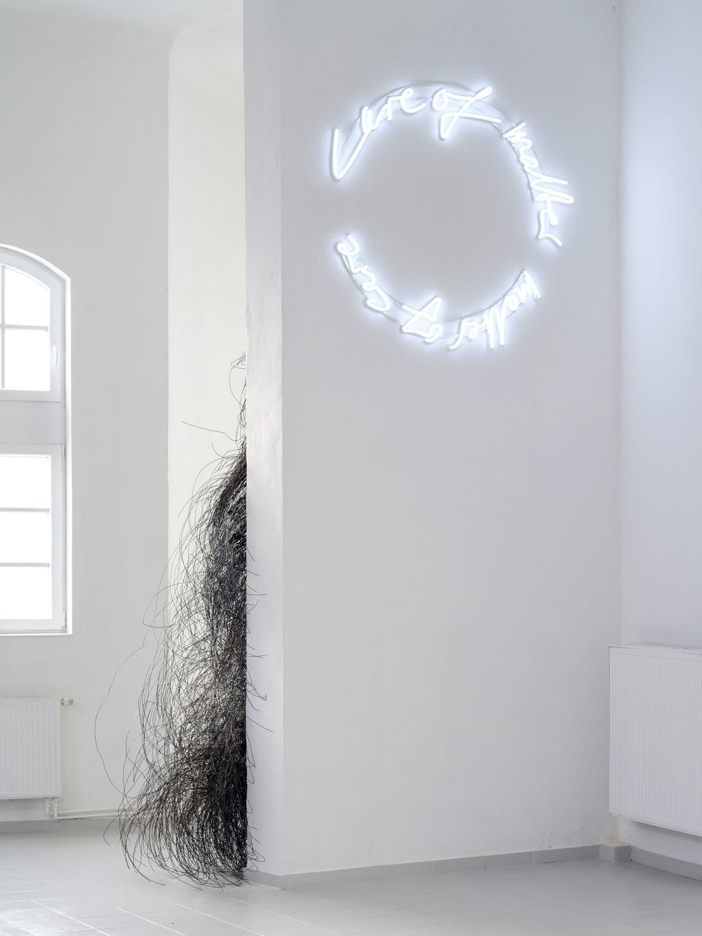 Enne Haehnle: "care of matter", 2021, LED-Neon Foto: Kay Zimmermann, Forum Kunst Rottweil